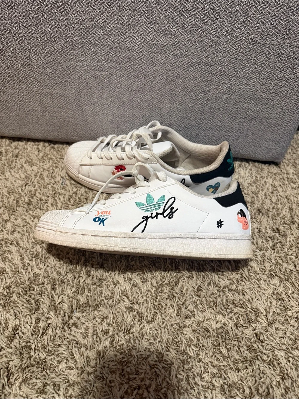 adidas White Low-Top Sneakers with Green Logo and Black Heel
